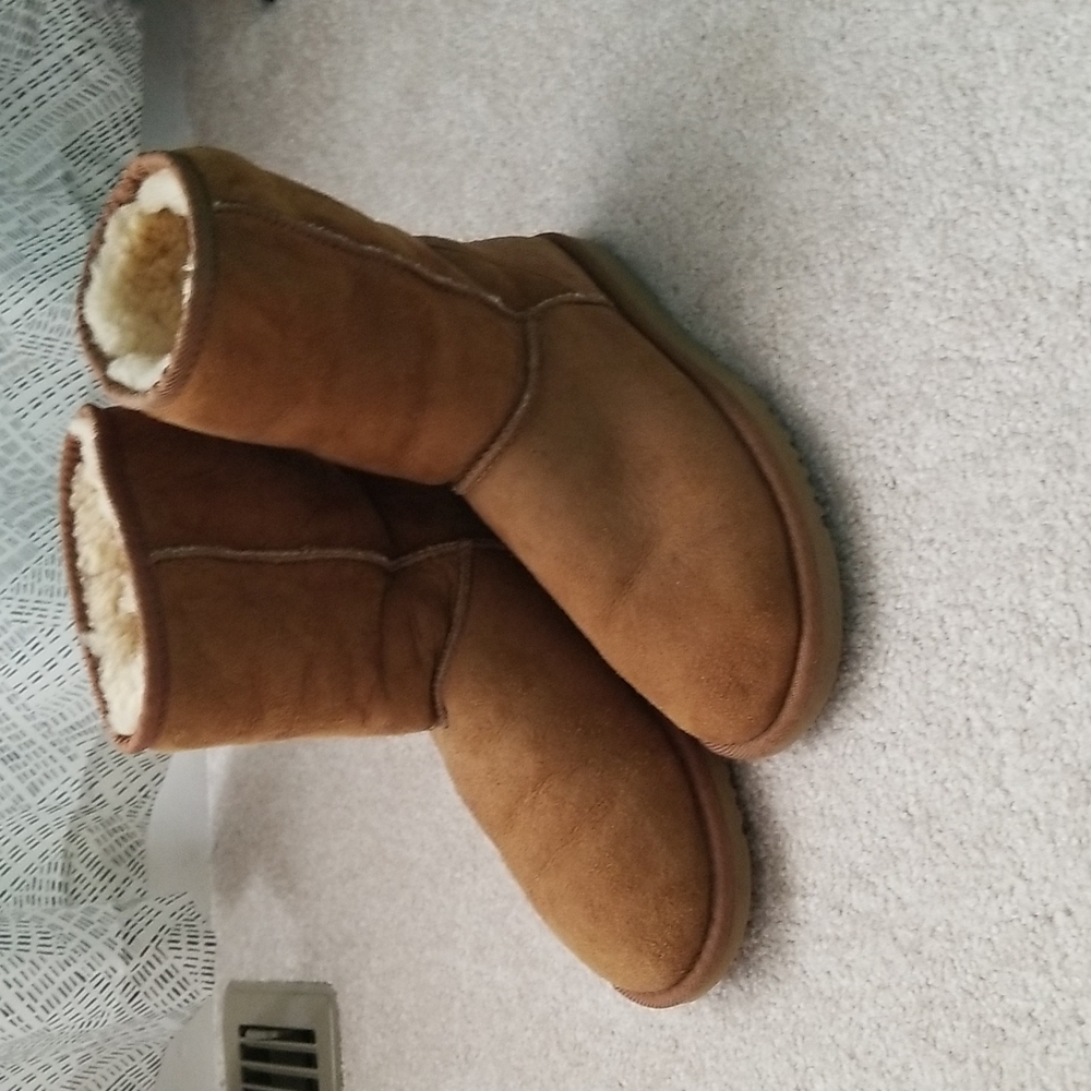 Ugg short boots in camel, size 5